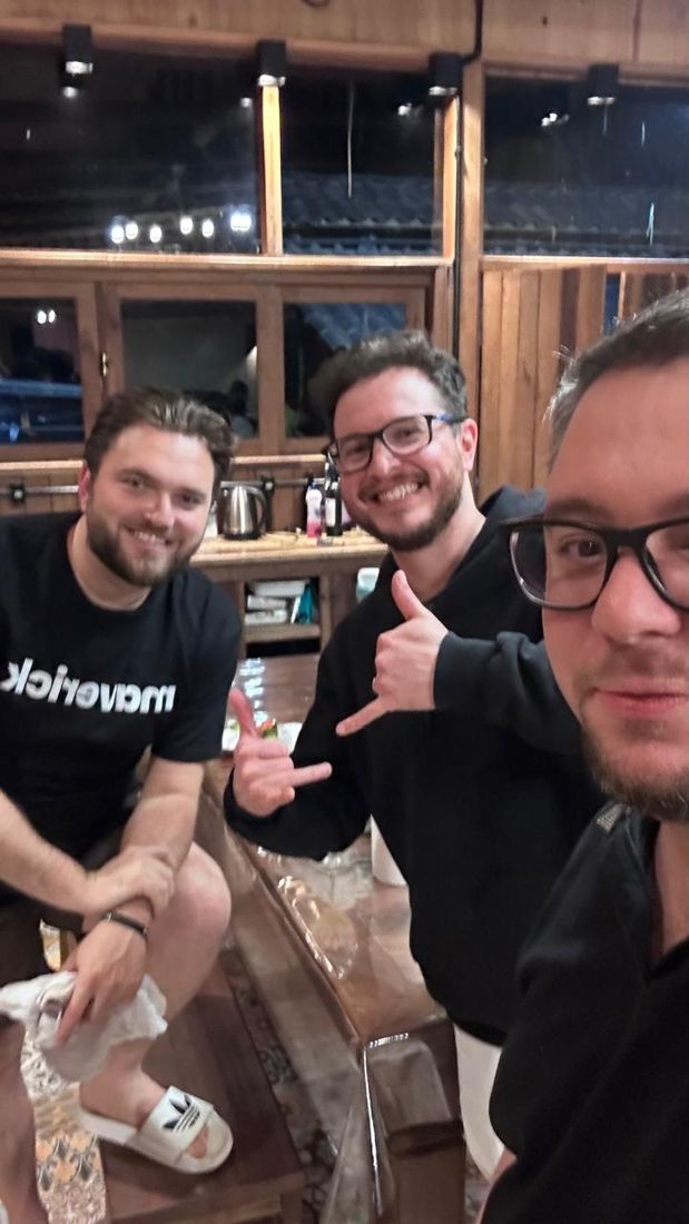 Os três no bar
