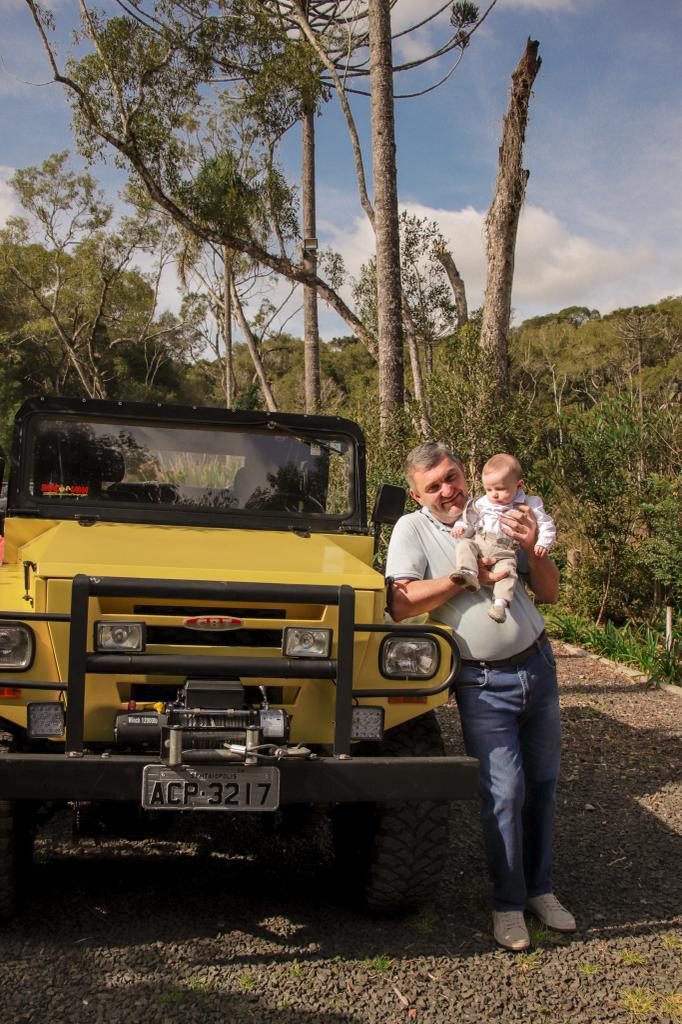 Jamilton Márcio Odorizzi, o Brito, ao lado do Jeep Javali